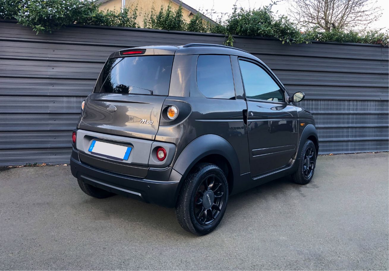 Photo Microcar MGO Highland marron avec intérieur noir - Arrière