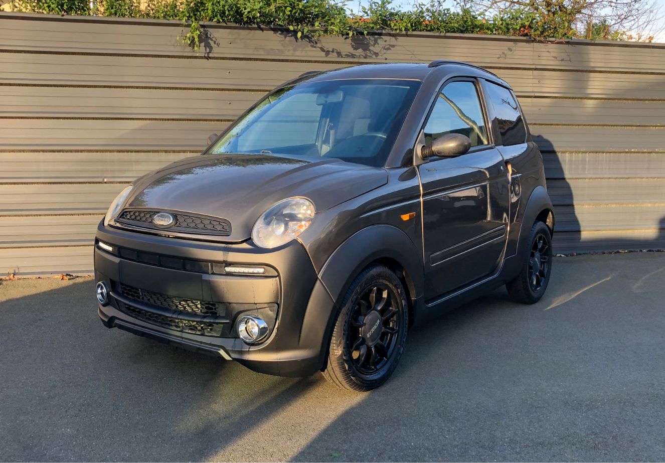 Photo Microcar MGO Highland marron avec intérieur noir - Avant