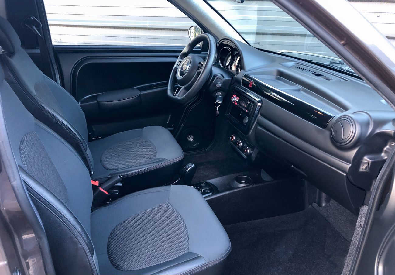 Photo Microcar MGO Highland marron avec intérieur noir - Intérieur