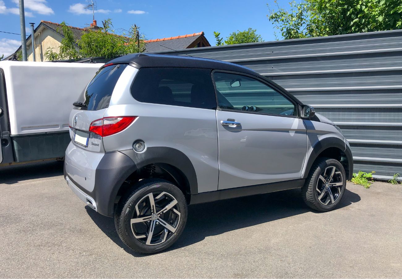 Photo Aixam Crossover Gris clair - Profil