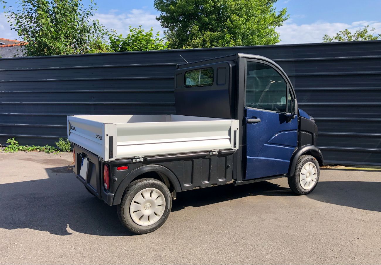 Photo Aixam D-Truck Plateau Bleu - Profil