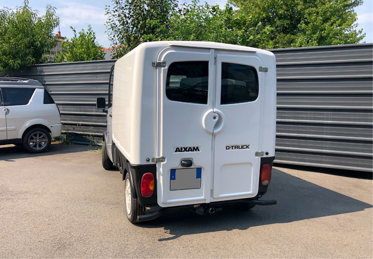 Photo Aixam D-Truck Gris et blanc moteur Kubota - Arrière