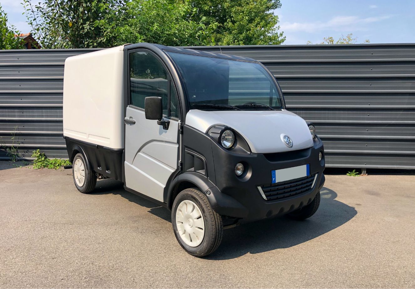 Photo Aixam D-Truck Gris et blanc moteur Kubota - Avant