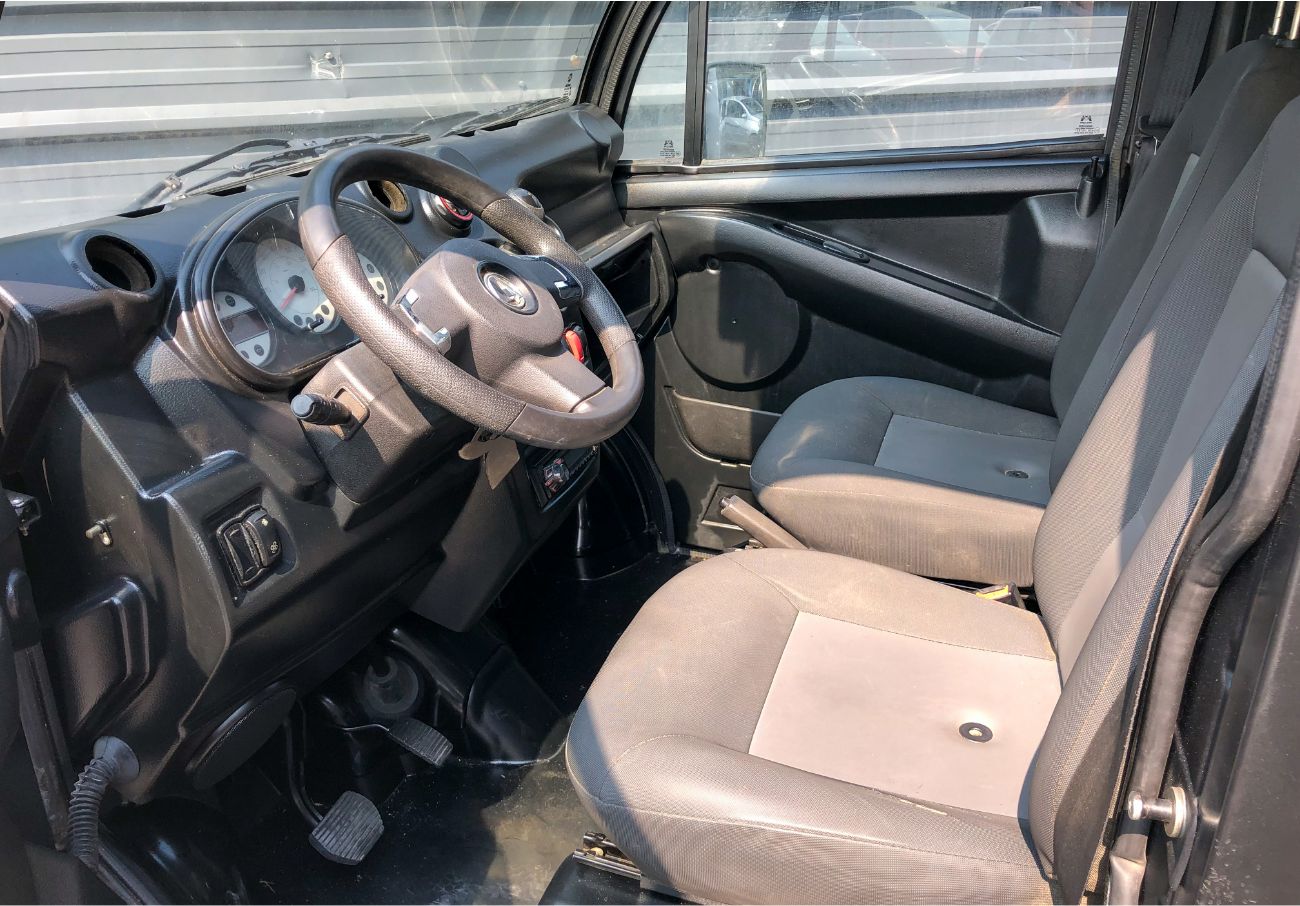 Photo Aixam D-Truck Gris et blanc moteur Kubota - Intérieur conducteur