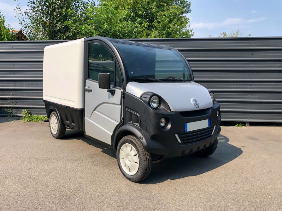 Photo Aixam D-Truck Gris et blanc moteur Kubota - Mise en avant